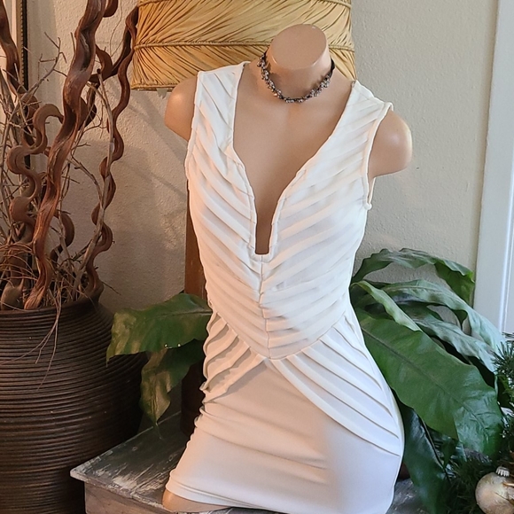 BEAUTIFUL WHITE PLUNGE V NECKLINE SM FITTED DRESS - Picture 13 of 16
